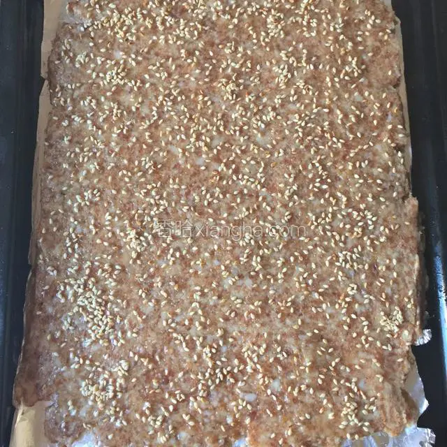 然后将熟芝麻撒在肉脯之上。