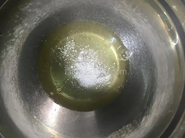 蛋白加入塔塔粉打到粗泡