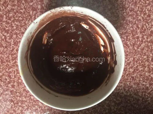再拿一个干净的碗，从蛋黄糊里拿出30克，加入5克牛奶，2克可可粉，拌匀