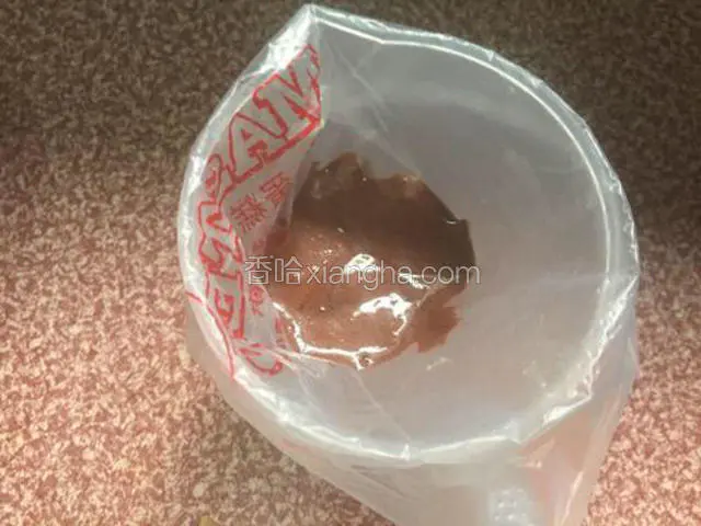 烤箱上下火180度预热，把可可糊装入裱花袋