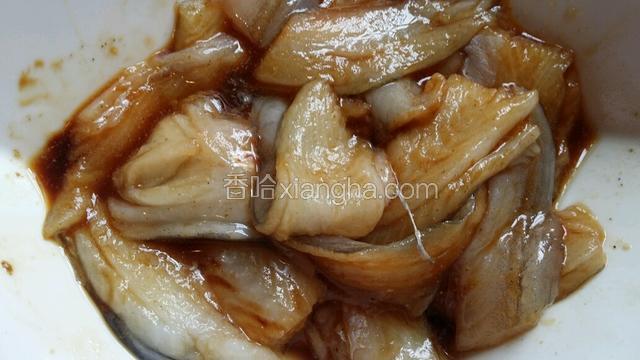 把沥干水的九肚鱼片盛入碗里，加入一小勺白胡椒粉、一汤勺蚝油、一汤勺料酒拌匀腌一个小时。