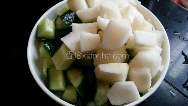 把青瓜和马蹄切粒待用