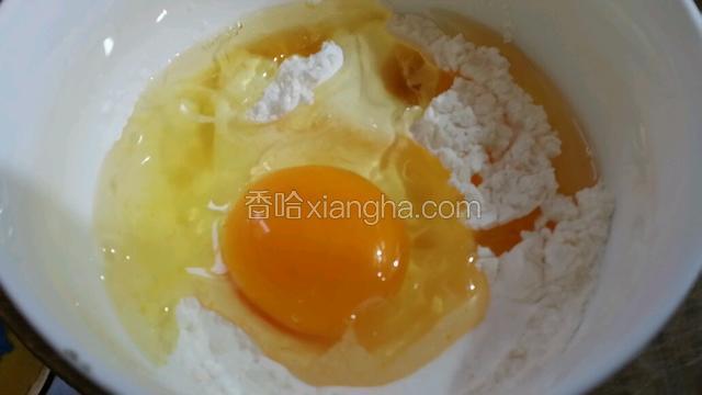 把80克炸粉倒入碗里，加鸡蛋一个，一汤勺油，拌匀待沾九肚鱼