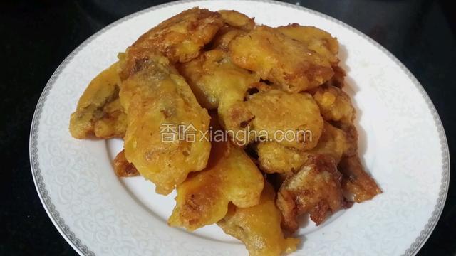 炸好的九肚鱼沥干油装盘