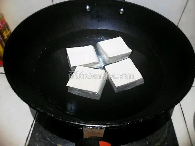 放豆腐煮3分钟(煮过的豆腐没那么容易烂)