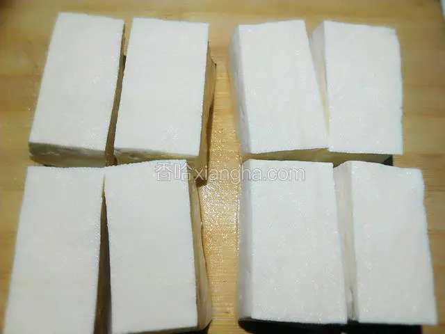 在豆腐中间切开