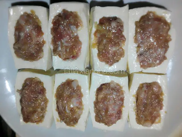 把肉馅酿入豆腐里