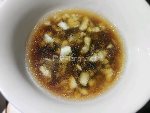 汤汁里放蒜蓉、酱油