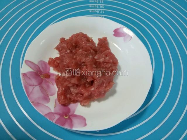 肉末放适量盐，料酒抓匀腌5分钟