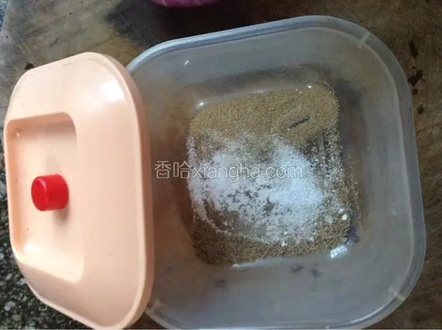 取一个有盖的盒子，把调味料全放里面。