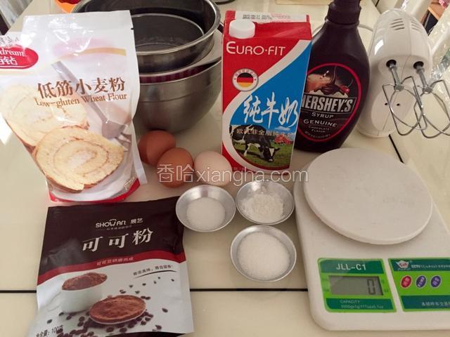 首先，这是我们需要准备的食材以及工具。
将鸡蛋分离，蛋清和蛋黄分别放在两个容器里，放蛋清的那个碗一定要干净、无水无油。