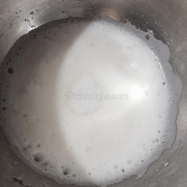 继续打发至如图所示的状态时，再加入一半的白糖。