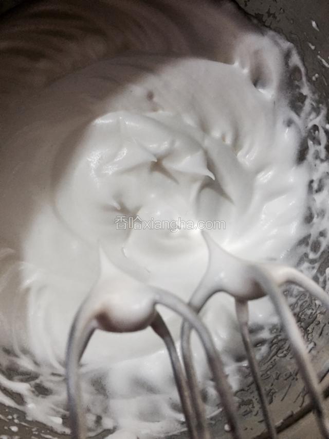 继续高速打蛋白，直到打蛋器提起来有坚挺不倒的小尖角，并且将盆子倒置不会出现流动的状态，如图所示，将蛋白放入冰箱冷藏室待用。继续高速打蛋白，直到打蛋器提起来有坚挺不倒的小尖角，并且将盆子倒置不会出现流动的状态，如图所示，将蛋白放入冰箱冷藏室待用。