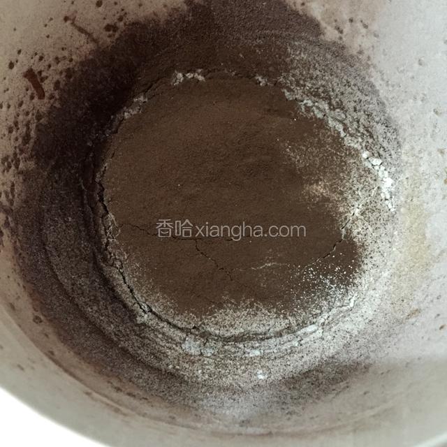 蛋黄、牛奶、巧克力酱搅拌均匀后将粉类筛入，注意不要画圈搅拌，以免导致面粉起筋。
