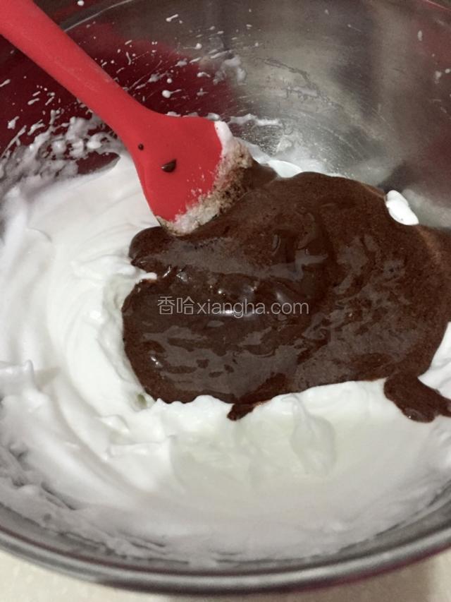 再把搅拌好的可可面糊全部倒入剩下的蛋白碗里，还是用翻拌炒菜的手法。