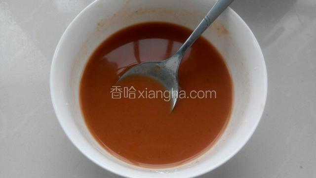 调酱汁:小碗中放入一大勺番茄酱、一勺糖、一勺醋、一勺淀粉和适量盐，再加入适量水搅拌均匀备用。