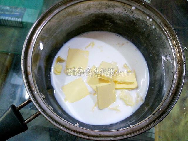 把称好的牛奶，黄油，白糖和盐倒入小奶锅中。放入燃气灶上中火加热至黄油融化，液体沸腾。