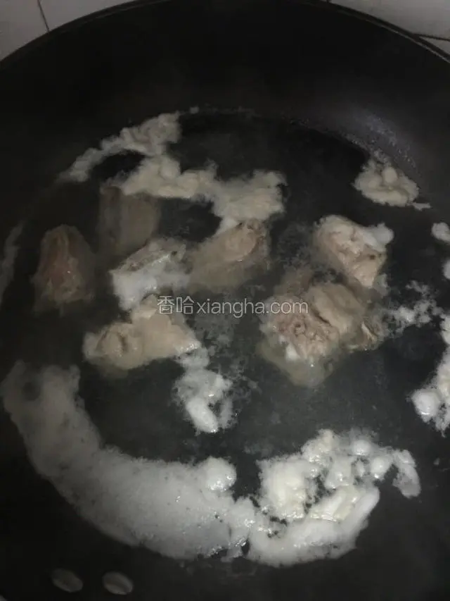 排骨冷水下锅煮沸两分钟捞出。
