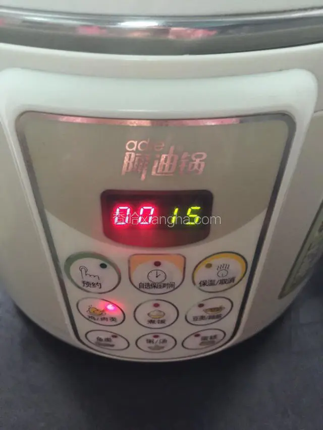 将排骨捞出加冷水放入压力锅煮至八分熟。