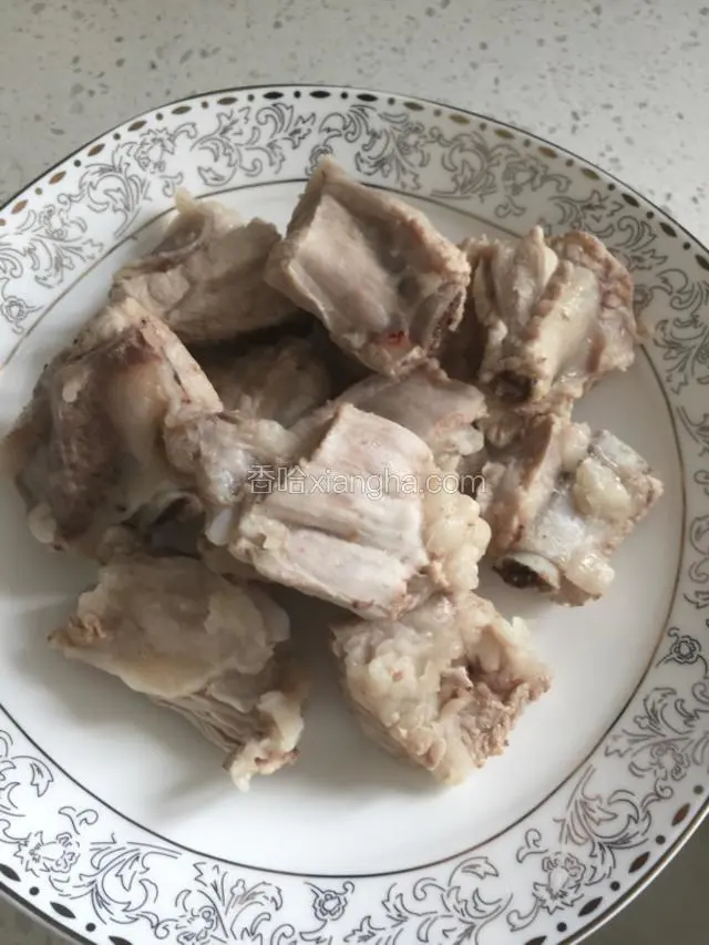过冷水冷却捞出。