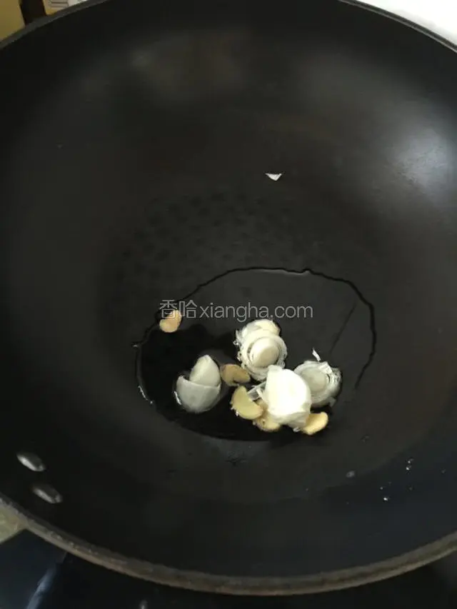 锅上火烧热放入植物油烧热，放入葱姜爆香。