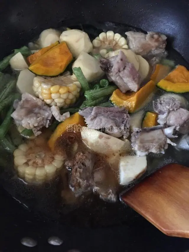 放入十三香、生抽，加水至食材的三分之一处。