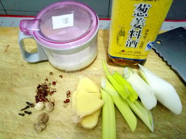 准备食材，，葱姜切片，花椒，盐，丁香，豆冠，料酒备齐(葱姜除外，所有调味料放入调料盒中)