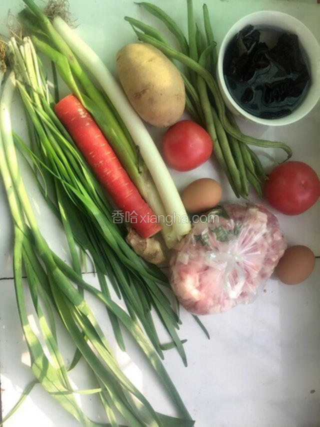 接下来准备炒臊子面中的菜，菜量多少，可以根据人数多少和自己的喜欢调整那个菜多那个菜少。正宗的岐山臊子面有几样菜必须有：土豆、红萝卜、豆角或蒜苔、豆腐、木耳、黄花菜、蒜苗、韭菜（韭菜是调汤用的，类似香菜的作用，我们正宗的是用韭菜不用香菜）这个环节也可以加些自己喜欢的菜。