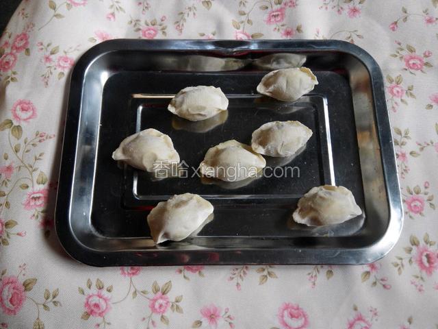 包成饺子形状。