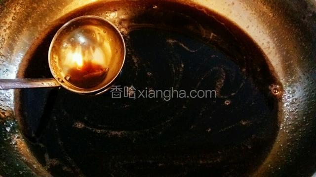 过滤好的秋梨汁再小火熬40分钟，看到开始黏稠了就差不多可以关火了