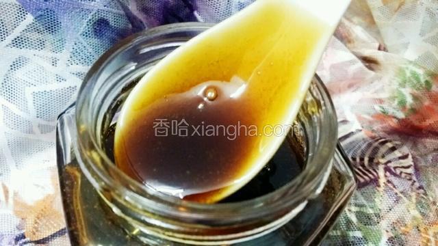 等秋梨膏冷却后，放入蜂蜜，浓浓的秋梨膏就做好咯，来一杯