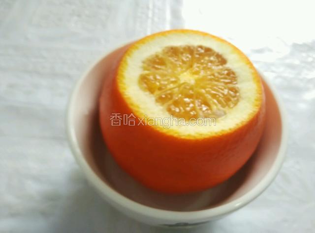 橙子用盐水搓洗数次，以便洗去农药残留，切去撑着的上端，用筷子扎入几个小眼，倒入蜂蜜