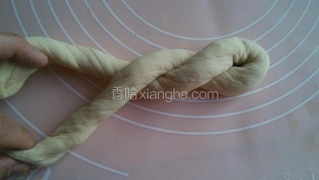 从中间开始拧在一起成麻花状