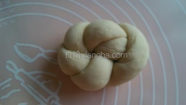 然后两端接起来，两端接口处塞在面团底部