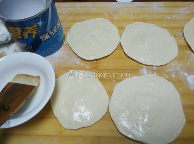 逐个擀成小饼，依次抹上油，撒少量食盐