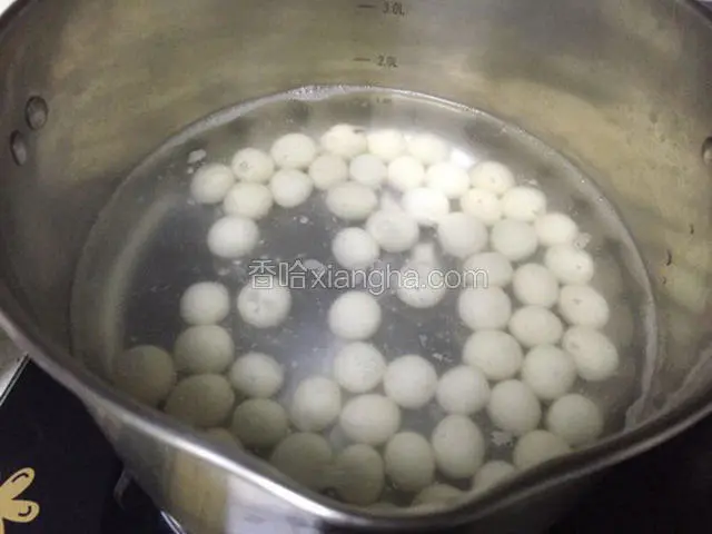 煮一锅开水，下汤圆