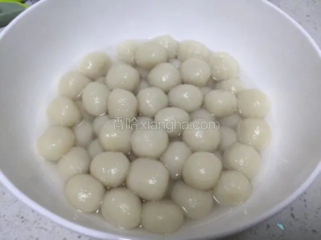 煮至圆变大浮出水面，即可捞出备用