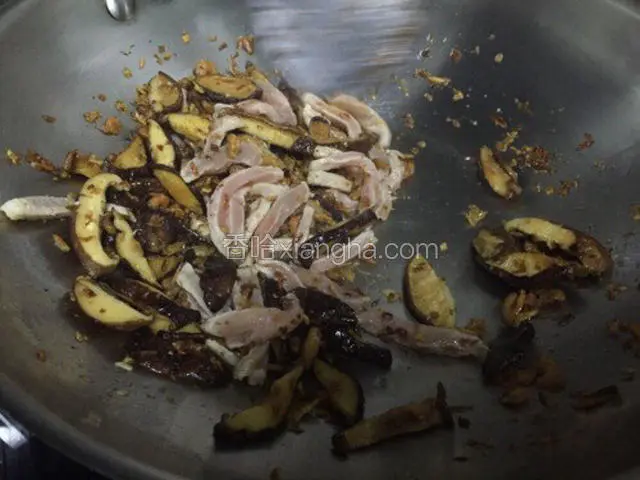 接着加入瘦肉一起翻炒