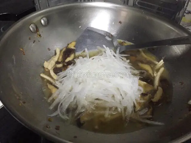 加入萝卜丝炒至变软出汁