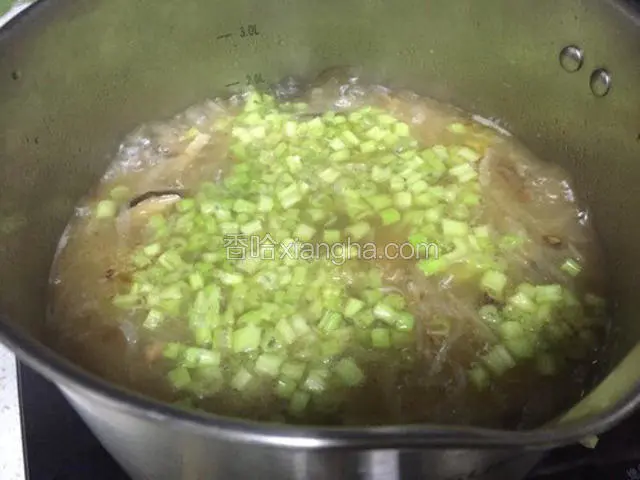 加入芹菜煮片刻，再加入适量盐调味