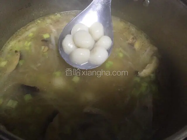 倒入煮好的汤圆，加入茼蒿菜稍微烫一下出锅