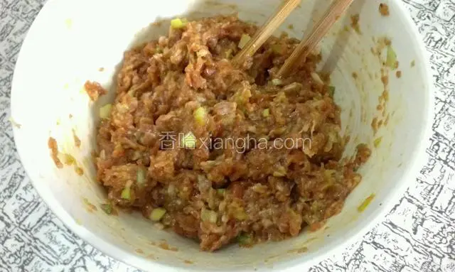 再把葱末放入，搅拌均匀备用