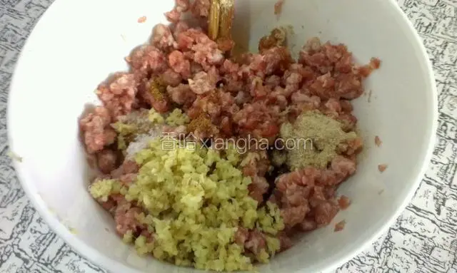肉馅里放盐，香油，胡椒粉，姜末，生抽，搅拌均匀