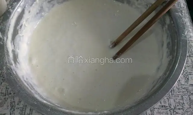 取一个大点的碗，放上半小碗面粉，慢慢往里加水，边加水边搅拌，搅拌成比较稠的面糊