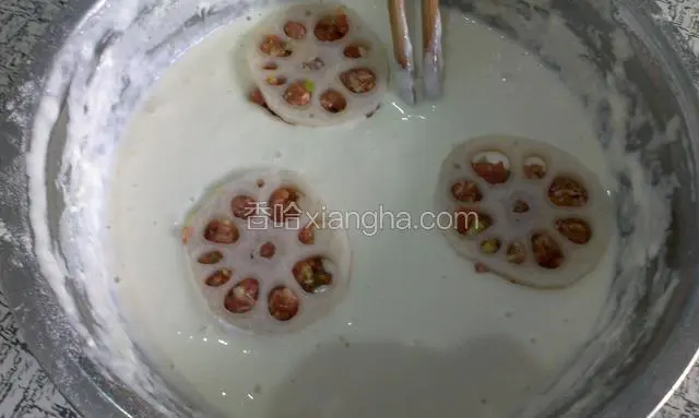 把加好肉的藕放面糊里裹上面糊