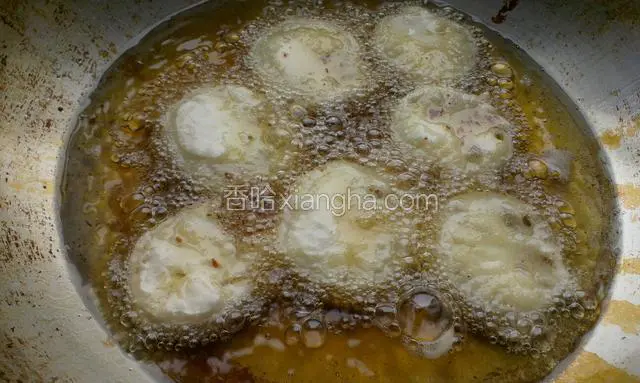 锅烧热，到稍微多些的油，把裹了面糊的藕盒放入中小火慢慢炸制