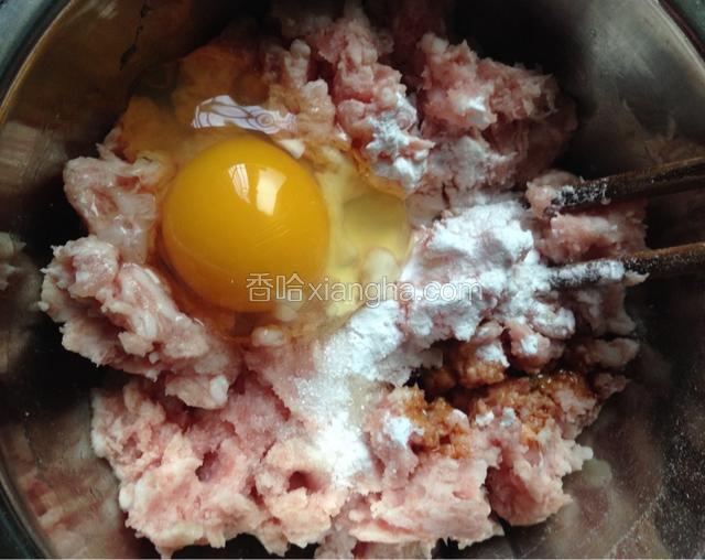 肉末里加入少许料酒，盐，白糖，生抽，生粉。鸡蛋。顺一个方向搅拌均匀，多搅拌一会儿使肉末上劲。