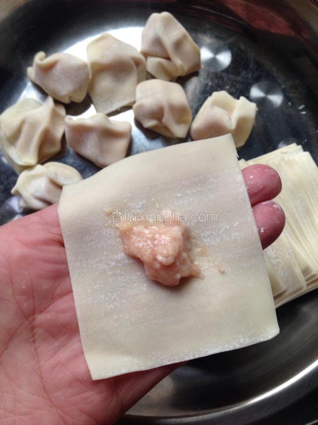 取一张小馄钝皮(馄钝皮我是买的现成的)，放上适量的鲜肉馅儿。