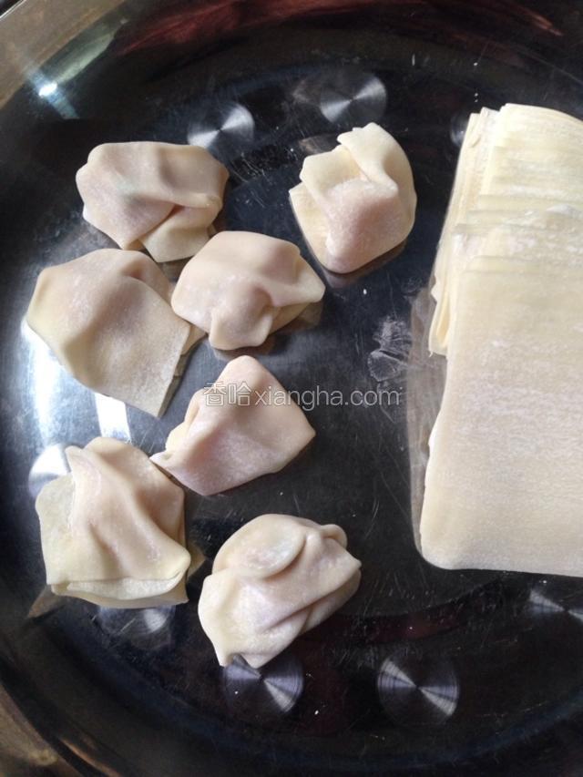 用手轻轻的把馄钝皮窝在一起，不要太用力，太用力馄钝皮就破了。
(因为我一个人操作这个步骤没办法拍图，就直接上包好了样子)