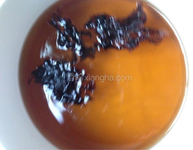 碗里加入少许盐，生抽，紫菜，芝麻油或者猪油，用猪油最好吃。加入半碗开水。